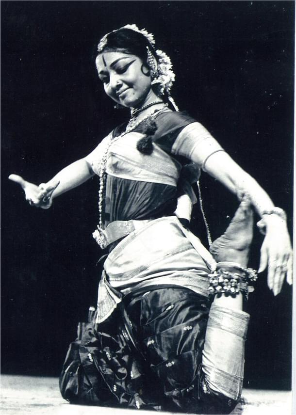 Yamini performing.